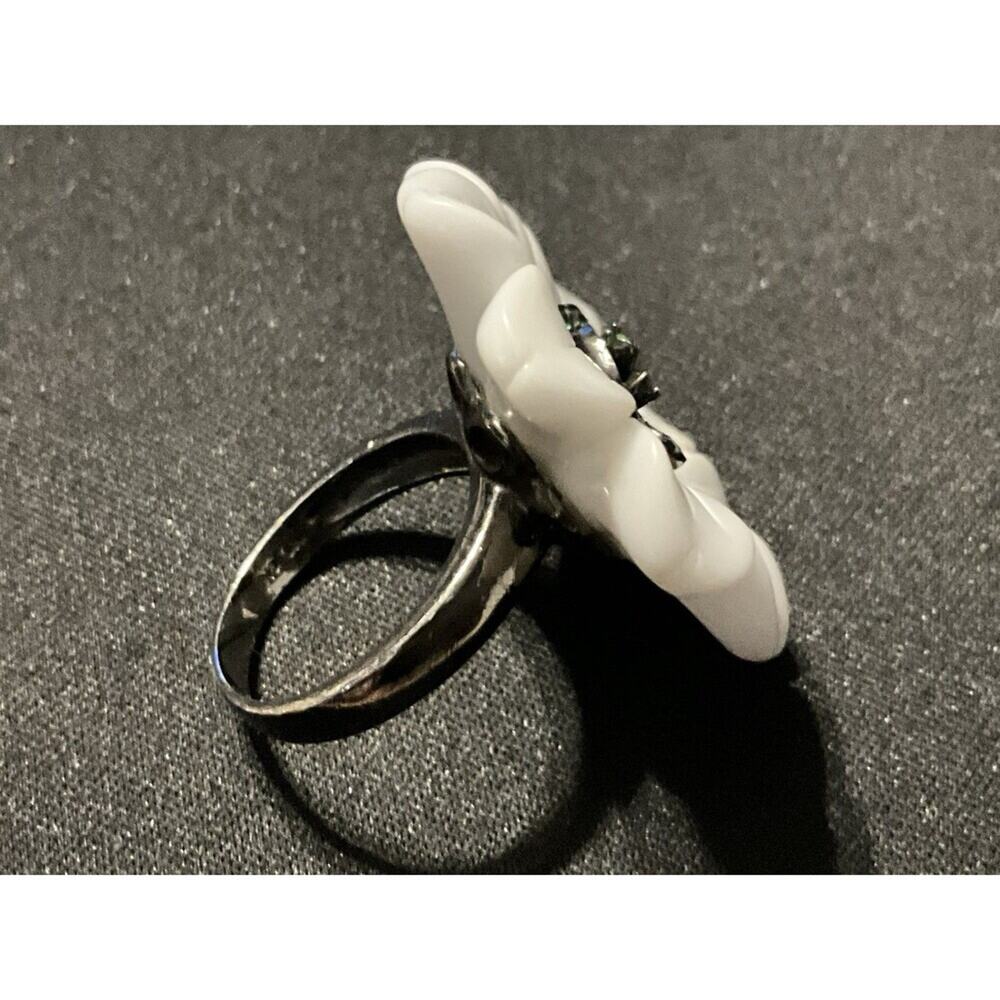 Size 9.25 Silver 925 Rodium Plated Porcelain Flower Ring W/ Emerald Center - Picture 6 of 6